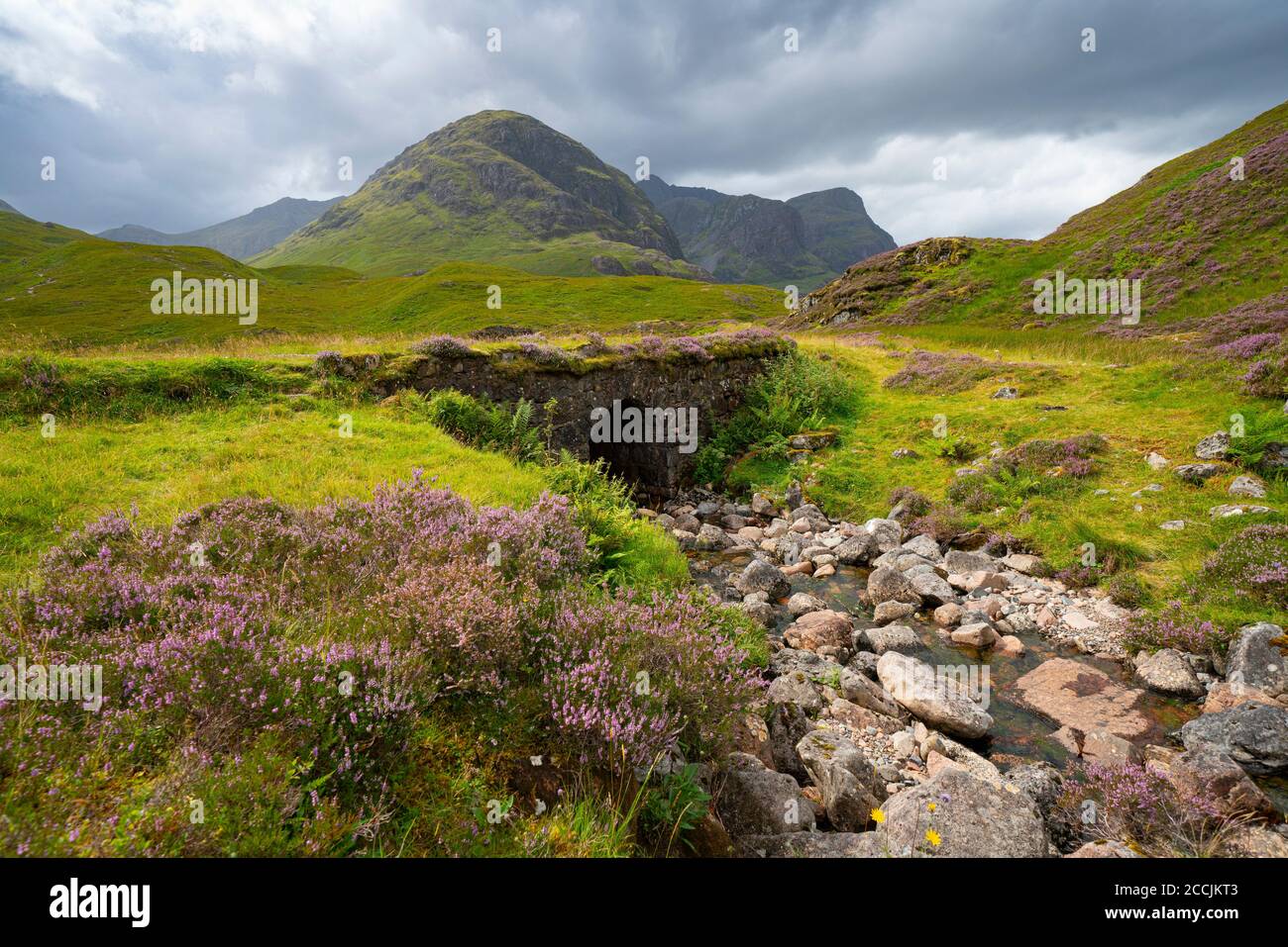 Blick von der Brücke auf die Old Military Road von Beinn Fhada, Teil von Bidean Nam Bian auch bekannt als die drei Schwestern von Glencoe, Highland Region, Schottland, U Stockfoto