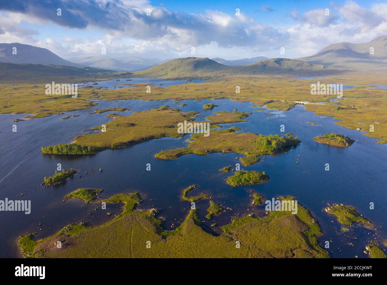 Luftaufnahme von Loch Ba auf Rannoch Moor im Sommer, Schottland, Großbritannien Stockfoto