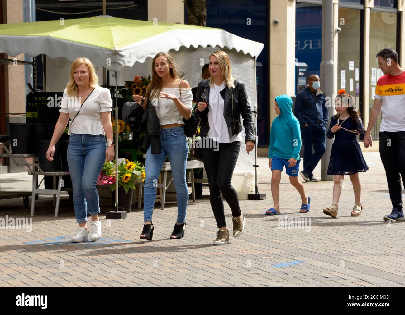Attraktive junge Frauen beim Einkaufen in Nottingham Stockfoto
