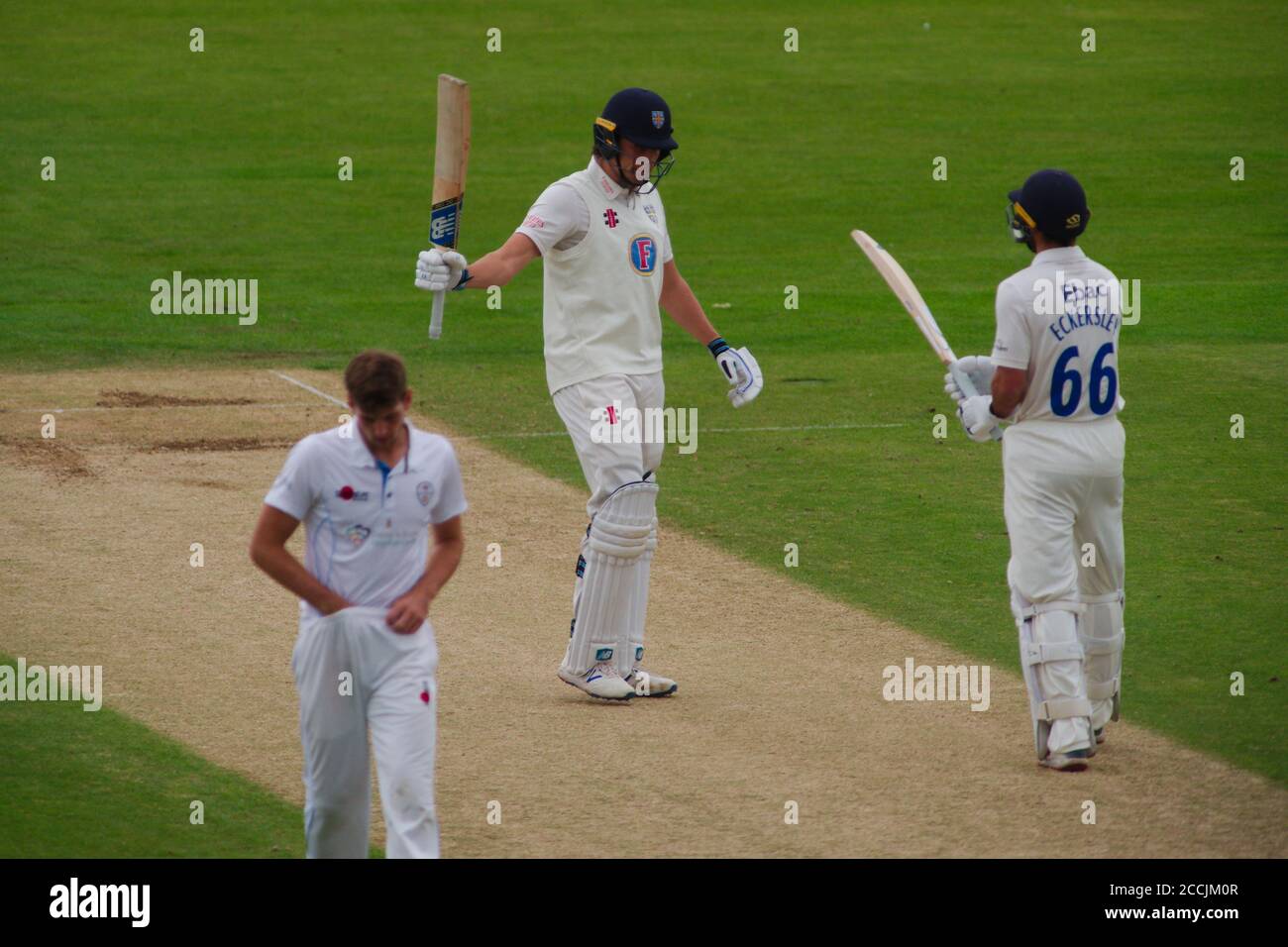 Chester le Street, England, 23. August 2020. Durham-Kapitän Ned Eckersley gratulierte dem Batman Paul Coughlin zum Erreichen von 50 Läufen am zweiten Tag ihres Spiels gegen Derbyshire auf dem Riverside Ground. Das Spiel wurde in Chester le Street gespielt, weil Derbyshire Boden nicht verfügbar war. Quelle: Colin Edwards/Alamy Live News Stockfoto