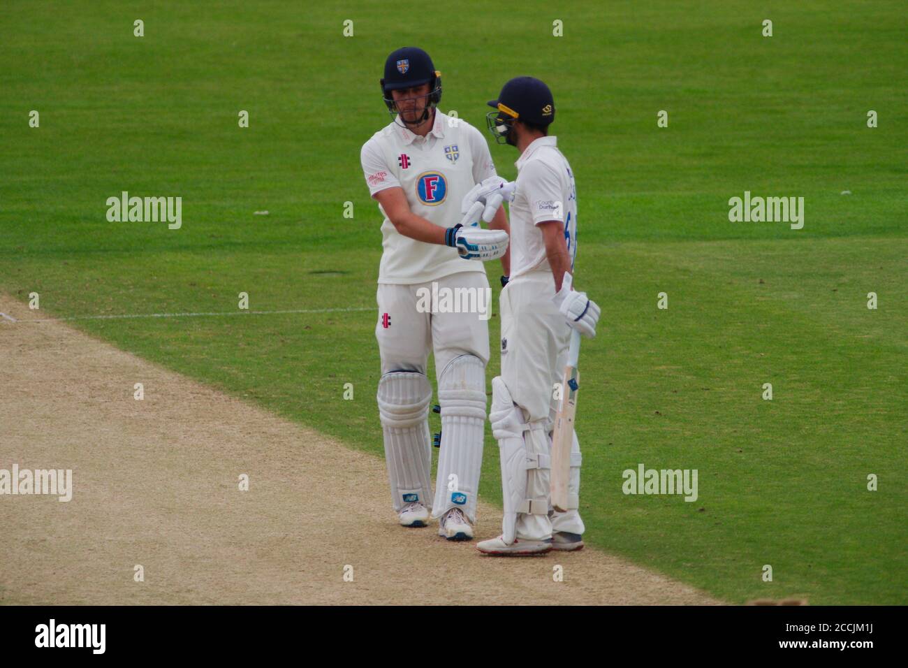 Chester le Street, England, 23. August 2020. Durham-Kapitän Ned Eckersley gratulierte dem Batman Paul Coughlin zum Erreichen von 50 Läufen am zweiten Tag ihres Spiels gegen Derbyshire auf dem Riverside Ground. Das Spiel wurde in Chester le Street gespielt, weil Derbyshire Boden nicht verfügbar war. Quelle: Colin Edwards/Alamy Live News Stockfoto