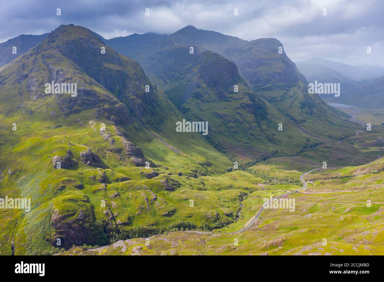 Luftaufnahme von Beinn Fhada nächster Teil von Bidean Nam Bian auch bekannt als die drei Schwestern von Glencoe , Highland Region, Schottland, Großbritannien Stockfoto