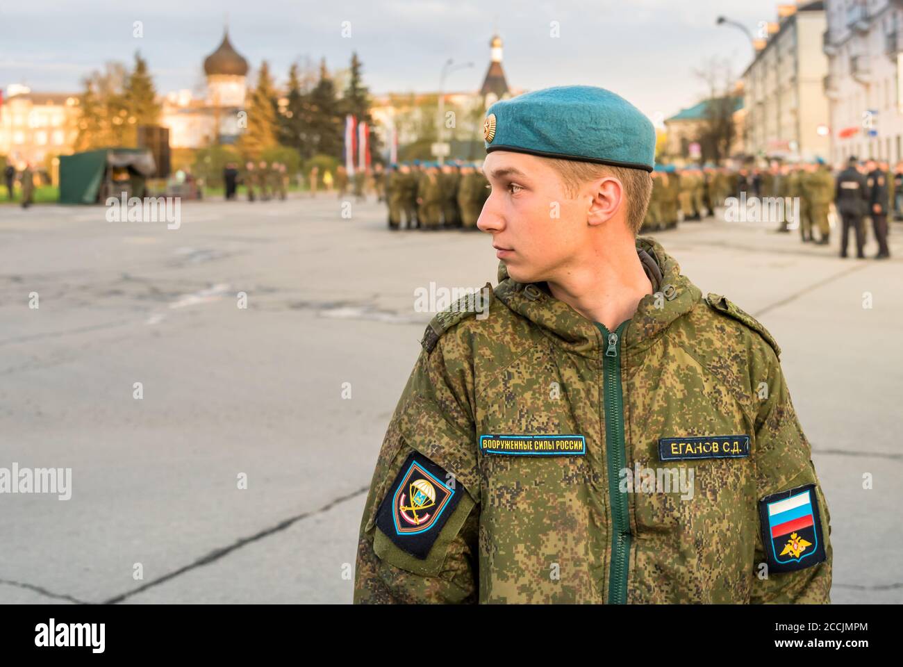 Pskow, Russische Föderation - 4. Mai 2018: Porträt des jungen Soldaten der Sonderbewaffneten Streitkräfte Russische Armee mit blauer Baskenmütze auf dem Platz Pskow. Stockfoto