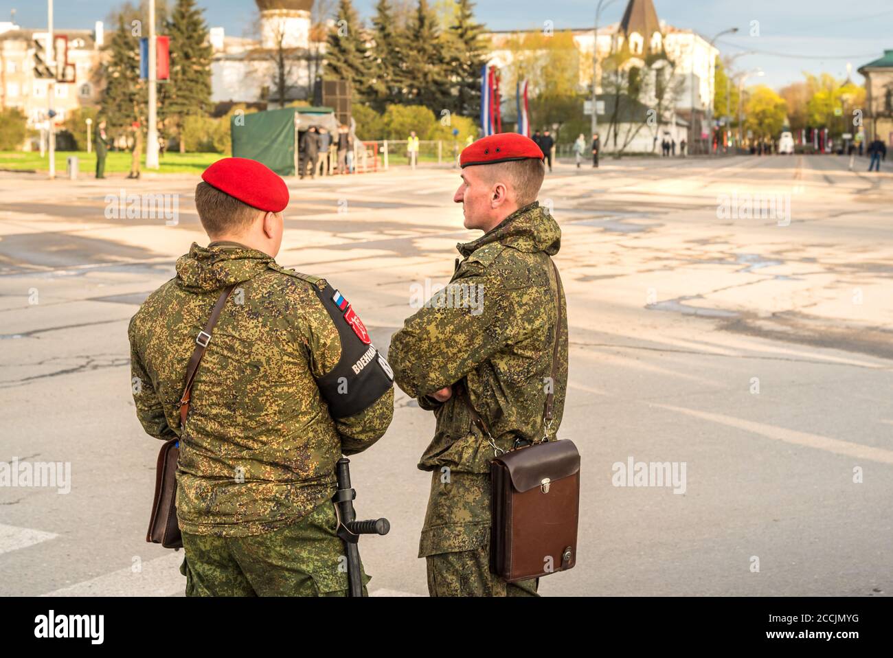 Pskow, Russische Föderation - 4. Mai 2018: Zwei Soldaten der Sondereinheiten Russische Armee mit roten Baretten auf dem Platz Pskow, Russland Stockfoto