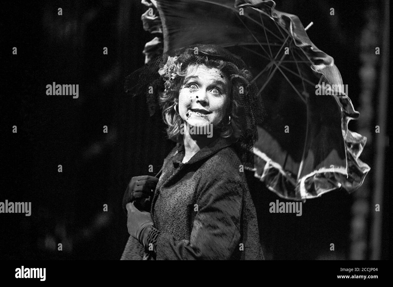 DIE DUENNA adaptiert von Lance Mulcahy aus dem Stück von Richard Brinsley Sheridan Musik: Lance Mulcahy Set Design: Voytek & Mark Wheeler Kostüme: Malcolm Pride Beleuchtung: John B Read Regie: Frank Dunlop & Anthony Bowles Amanda Redman (Louisa) The Young Vic, London SE1 11//1983 Stockfoto