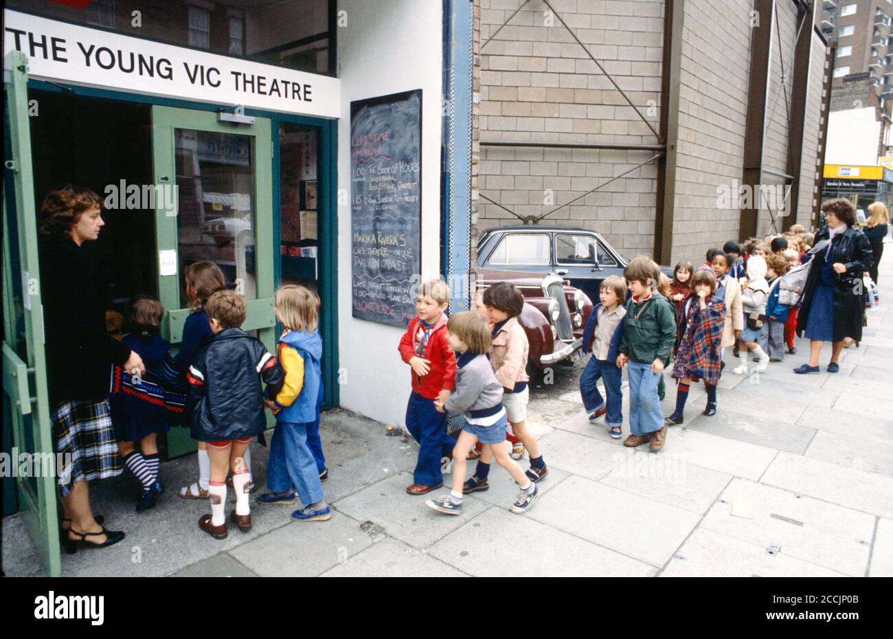 Schulkinder, die für eine Aufführung von FAYRE ANKOMMEN, SPIELEN bei Das Junge Vic Theater 1978 Teil des Jungen VIC Education Service (YVES)-Programm (c) Donald Cooper Stockfoto