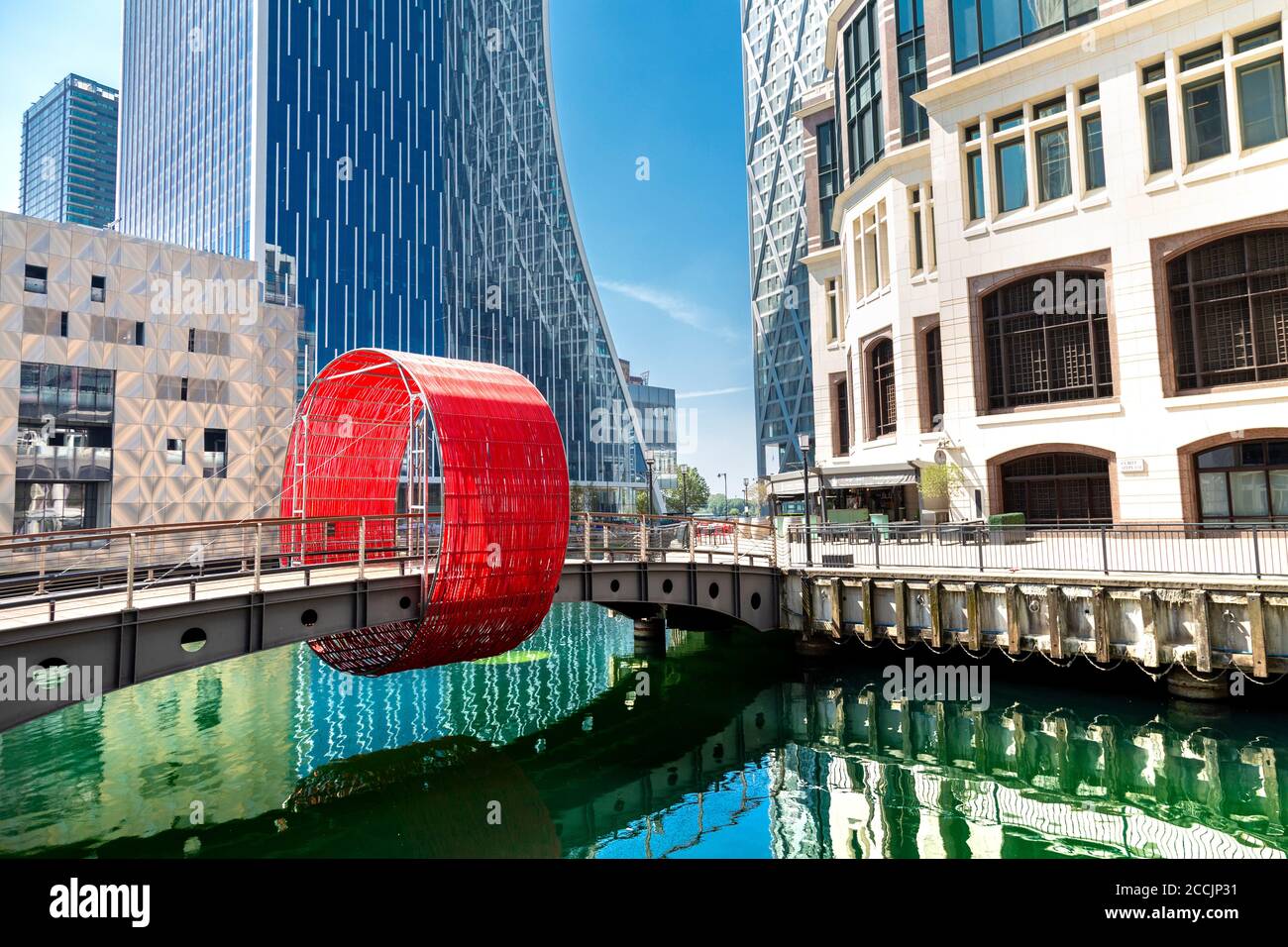 'The Clew' von Ottotto an der Cubitt Steps Bridge, Canary Wharf, London, Großbritannien Stockfoto