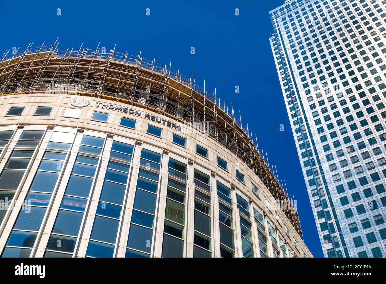 Thomson Reuters Gebäude wird renoviert und ein Canada Square auf der rechten Seite, Reuters Plaza, Canary Wharf, London, Großbritannien Stockfoto