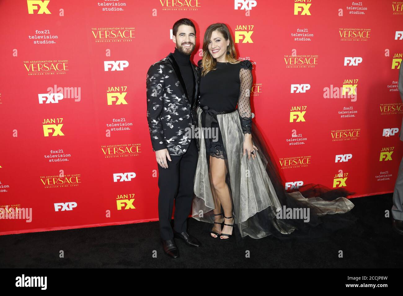 LOS ANGELES - 8. JANUAR: Darren Criss, Mia Swer bei der Ermordung von Gianni Versace: American Crime Story Premiere im ArcLight Theater am 8. Januar 2018 in Los Angeles, CA Stockfoto LOS ANGELES - 8. JANUAR: Darren Criss, Mia Swer bei der Ermordung von Gianni Versace: American Crime Story Premiere im ArcLight Theater am 8. Januar 2018 in Los Angeles, CA Stockfoto