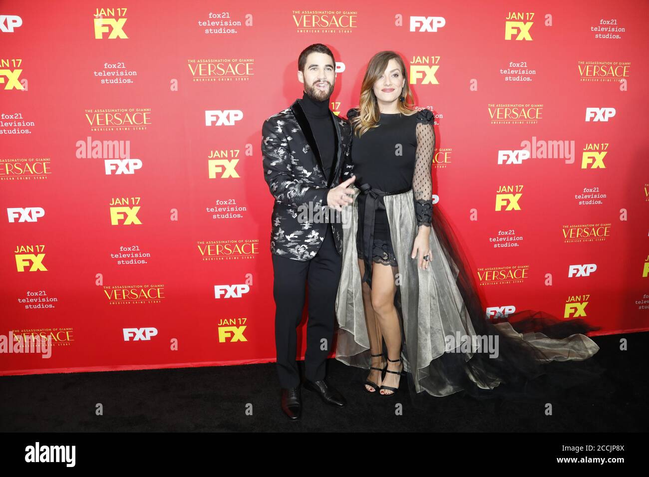LOS ANGELES - 8. JANUAR: Darren Criss, Mia Swer bei der Ermordung von Gianni Versace: American Crime Story Premiere im ArcLight Theater am 8. Januar 2018 in Los Angeles, CA Stockfoto LOS ANGELES - 8. JANUAR: Darren Criss, Mia Swer bei der Ermordung von Gianni Versace: American Crime Story Premiere im ArcLight Theater am 8. Januar 2018 in Los Angeles, CA Stockfoto