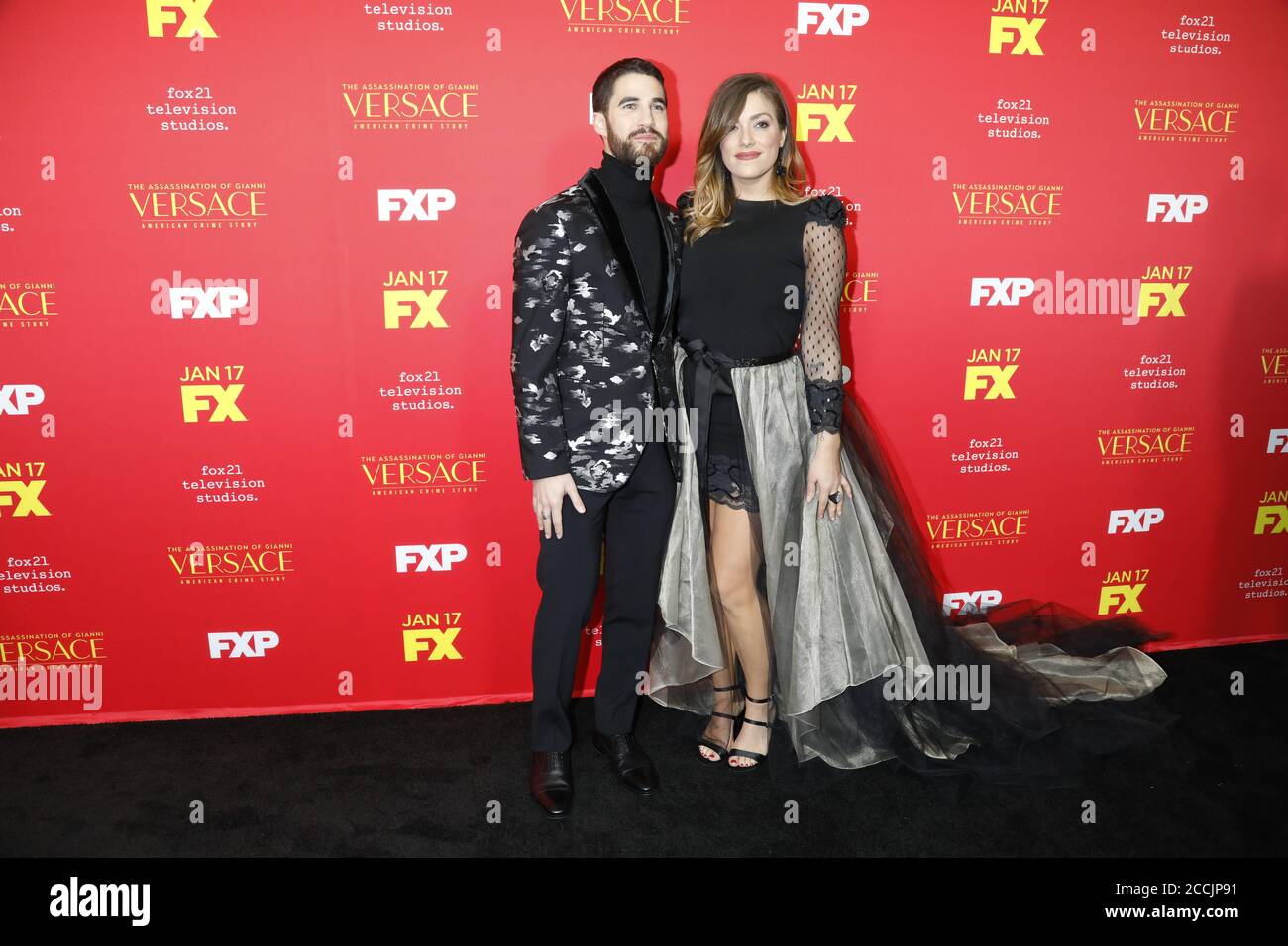 LOS ANGELES - 8. JANUAR: Darren Criss, Mia Swer bei der Ermordung von Gianni Versace: American Crime Story Premiere im ArcLight Theater am 8. Januar 2018 in Los Angeles, CA Stockfoto LOS ANGELES - 8. JANUAR: Darren Criss, Mia Swer bei der Ermordung von Gianni Versace: American Crime Story Premiere im ArcLight Theater am 8. Januar 2018 in Los Angeles, CA Stockfoto