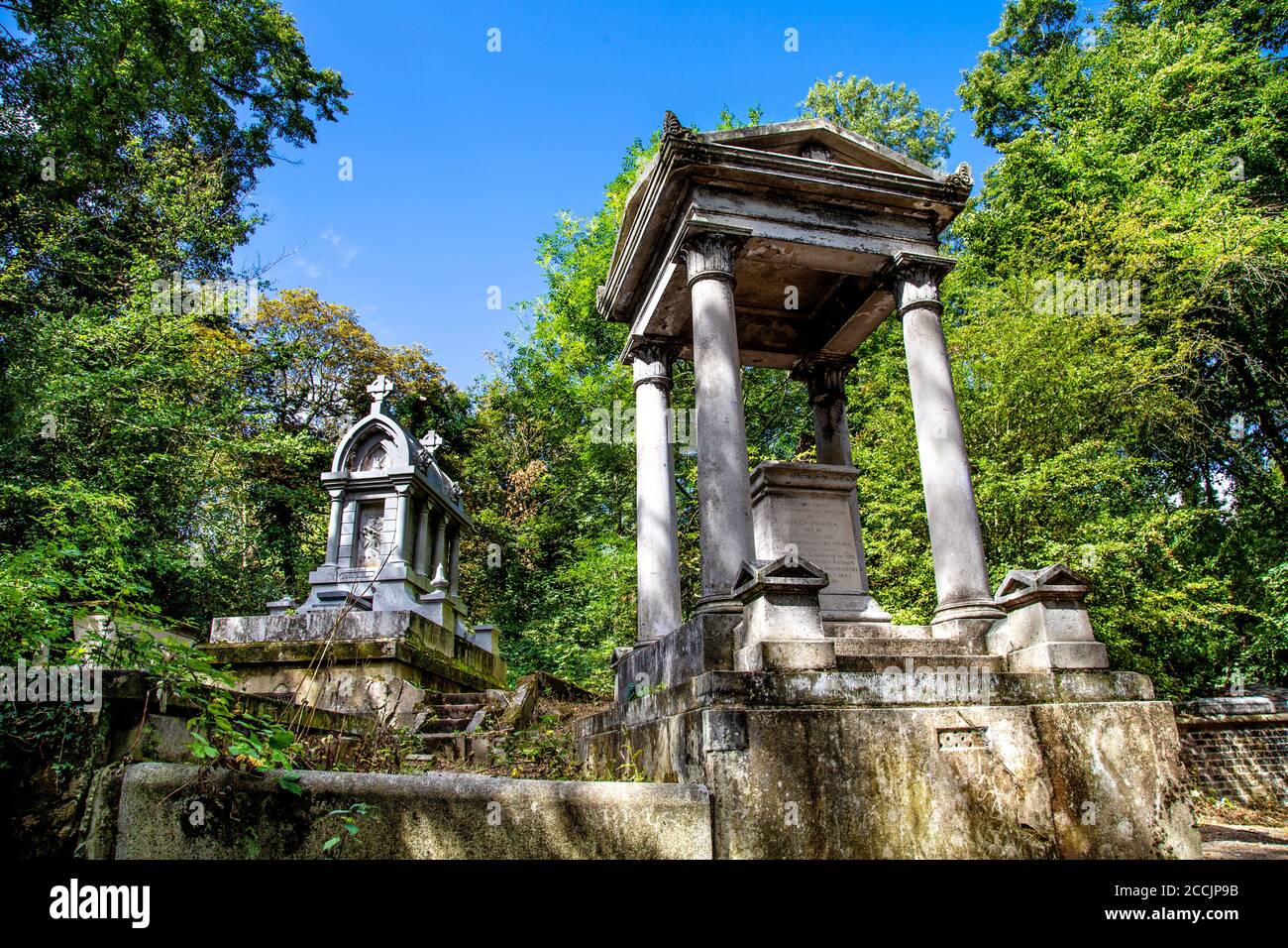 Grab von Vincent Figgins an der Vorderseite und Denkmal für John Allen an der Rückseite, Nunhead Cemetery, London, Großbritannien Stockfoto