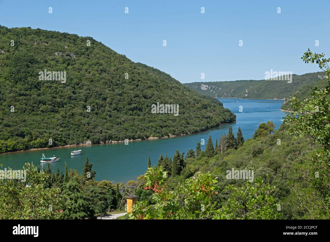 Boote im Limski Kanal, Istrien, Kroatien - Boote auf Lim Kanal, Istrien, Kroatien Stockfoto