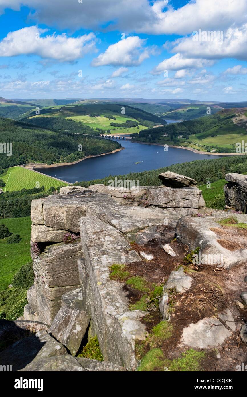 Ein Blick vom Bamford Edge auf den Ladybower Stausee im Peak District, Derbyshire, Großbritannien. Stockfoto