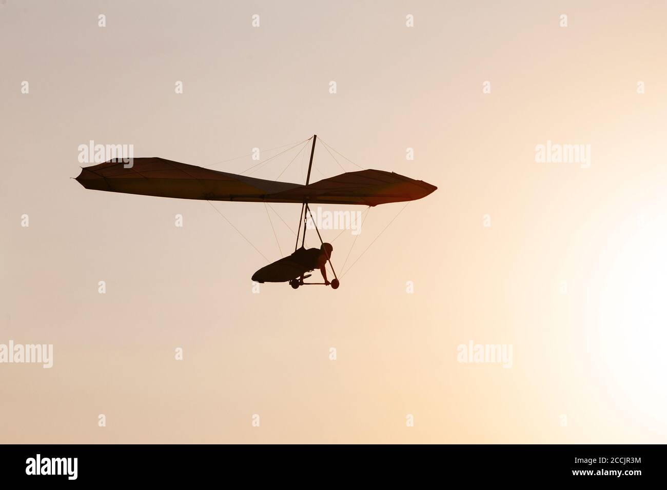 Drachenflieger-Silhouette im Himmel in der Sonnenuntergangszeit Stockfoto