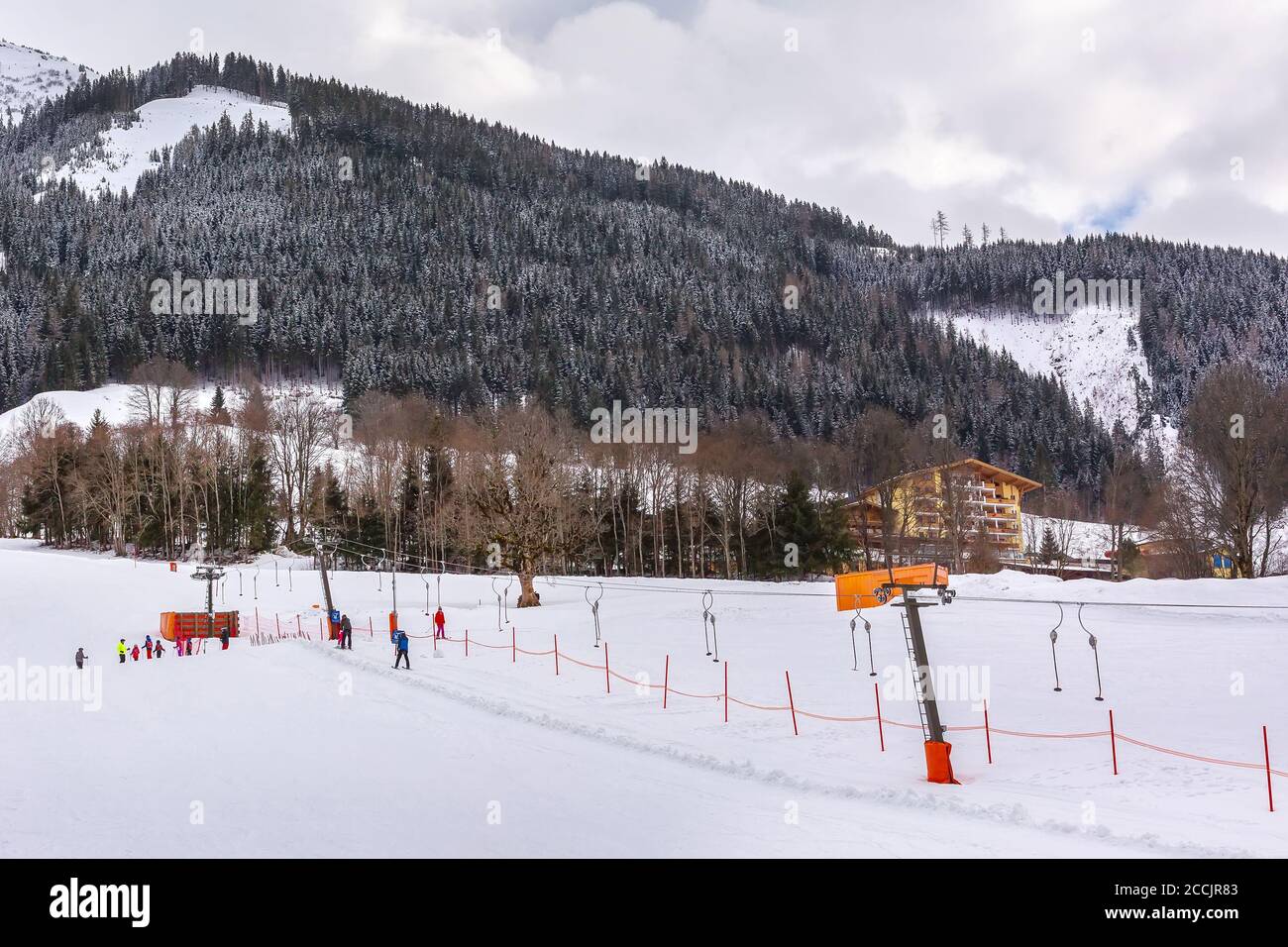 Saalbach, Österreich, Schlepplift und Skipiste des winterurlaubs und Bergpanoramas Stockfoto