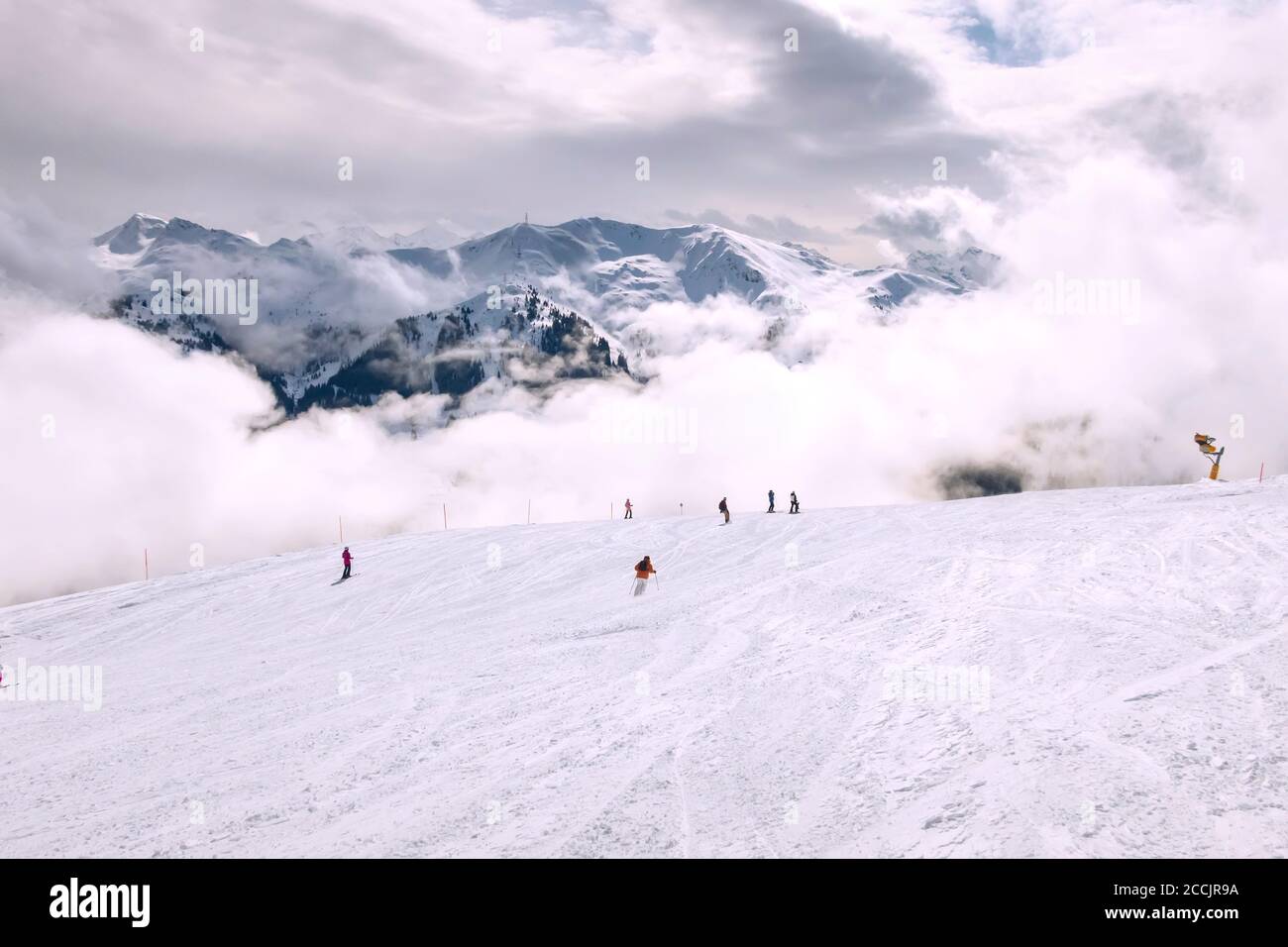 Saalbach, Österreich, Skipiste in aurain Winterresort, Alpen Schnee Berggipfel und Wolken Stockfoto