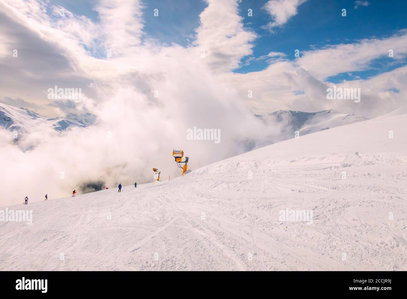 Saalbach, Österreich, Skipiste in aurain Winterresort, Alpen Schnee Berggipfel und Wolken Stockfoto
