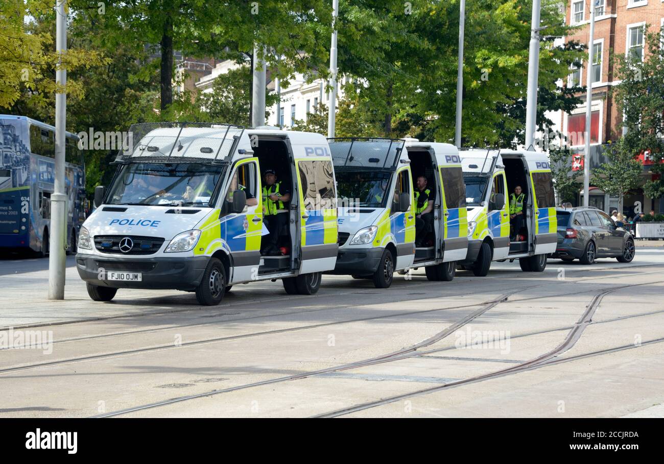Bereitschaftspolizei in Nottingham, während eines Rechts-/Linkskonflikts. Stockfoto