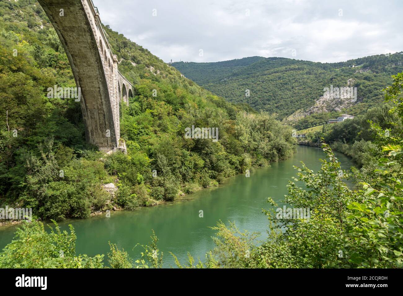 Der Stein baute Solkan Eisenbahnbrücke über den Fluss Soca in der Nähe von Nova Gorica in Slowenien. Stockfoto