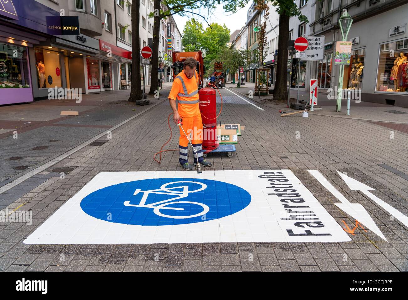 Anwendung von Straßenmarkierungen, für eine Fahrradstraße, Rüttenscheider Straße in Essen, im Einkaufs- und Gastronomieviertel haben Radfahrer Vorfahrt Stockfoto