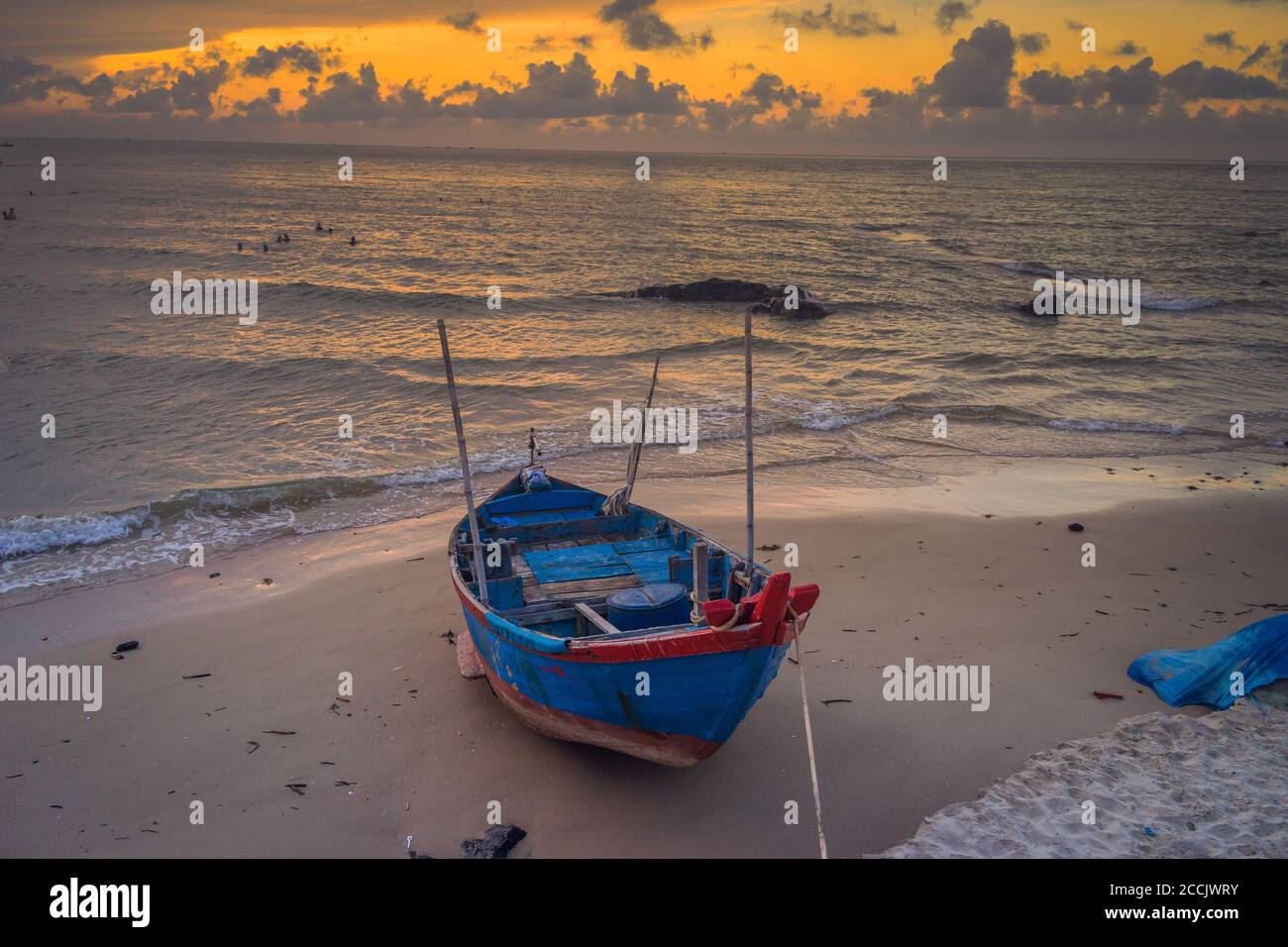 Alte Fischertradition Holzboot bei Sonnenaufgang am Bai Sau Strand, Vung Tau, Vietnam. Konzept Lebensstil des Fischers Stockfoto