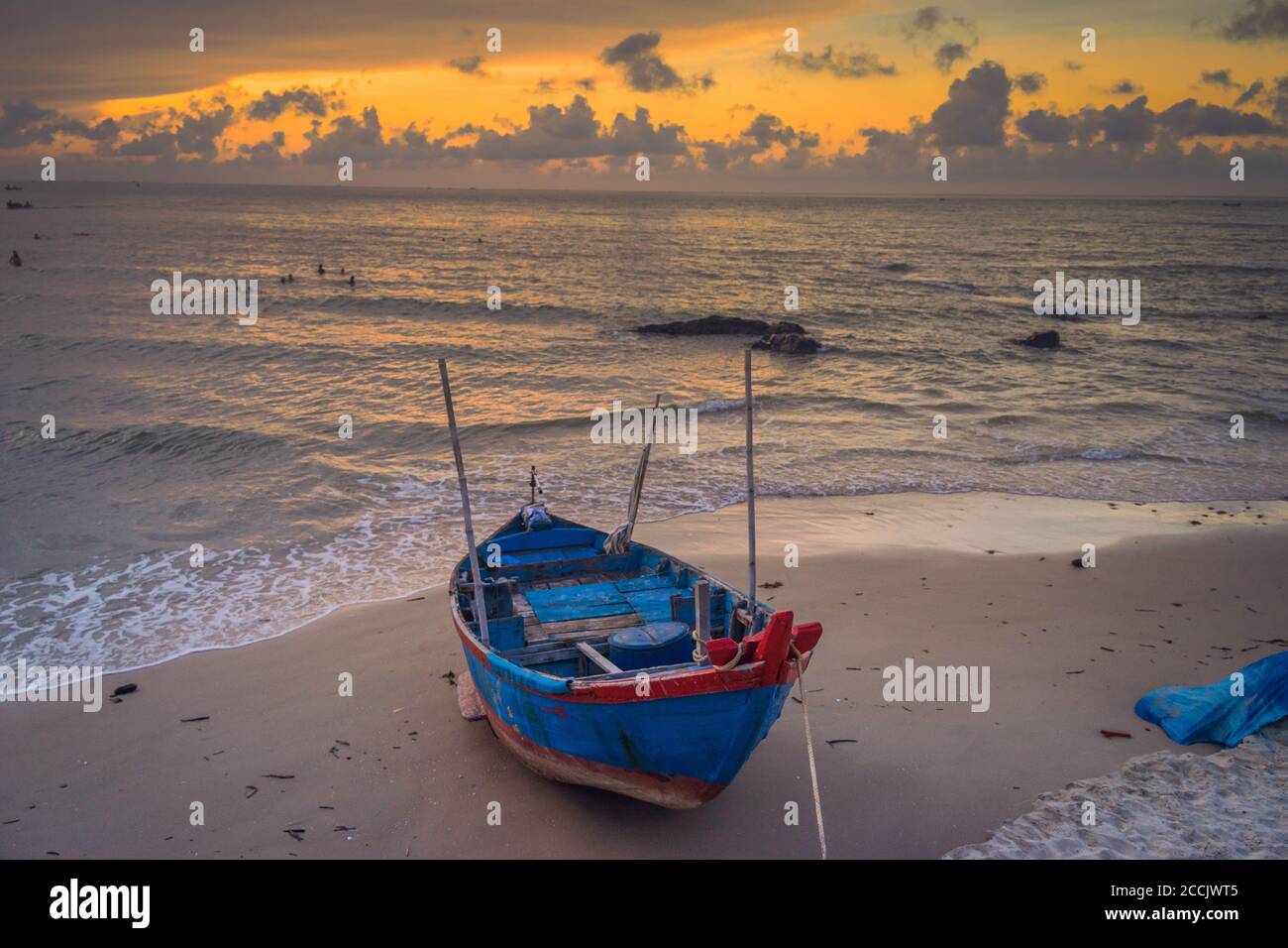 Alte Fischertradition Holzboot bei Sonnenaufgang am Bai Sau Strand, Vung Tau, Vietnam. Konzept Lebensstil des Fischers Stockfoto