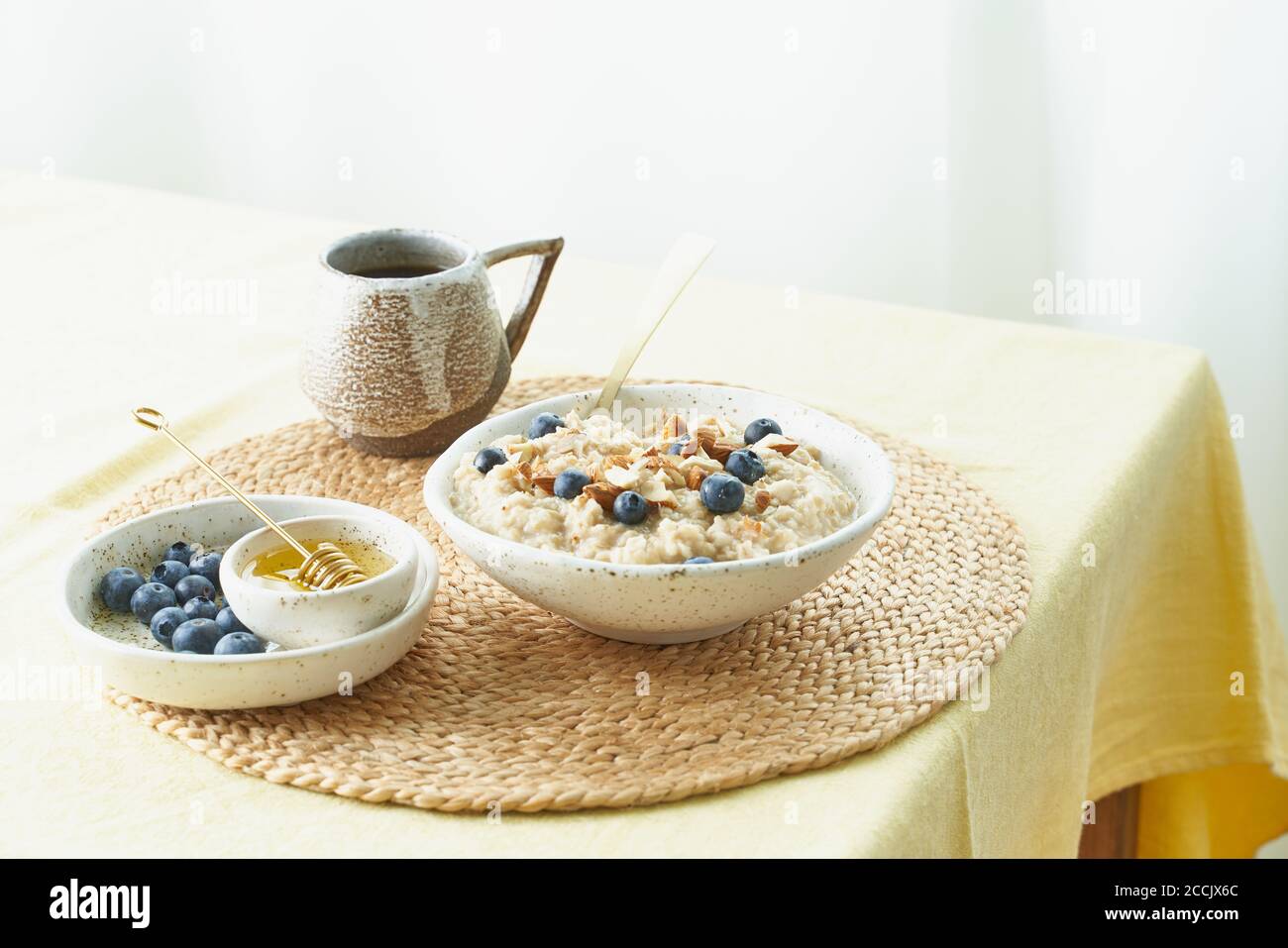 Frühstück, Haferflocken Haferbrei mit Beeren und Nüssen, gesunde Ernährung. Stockfoto