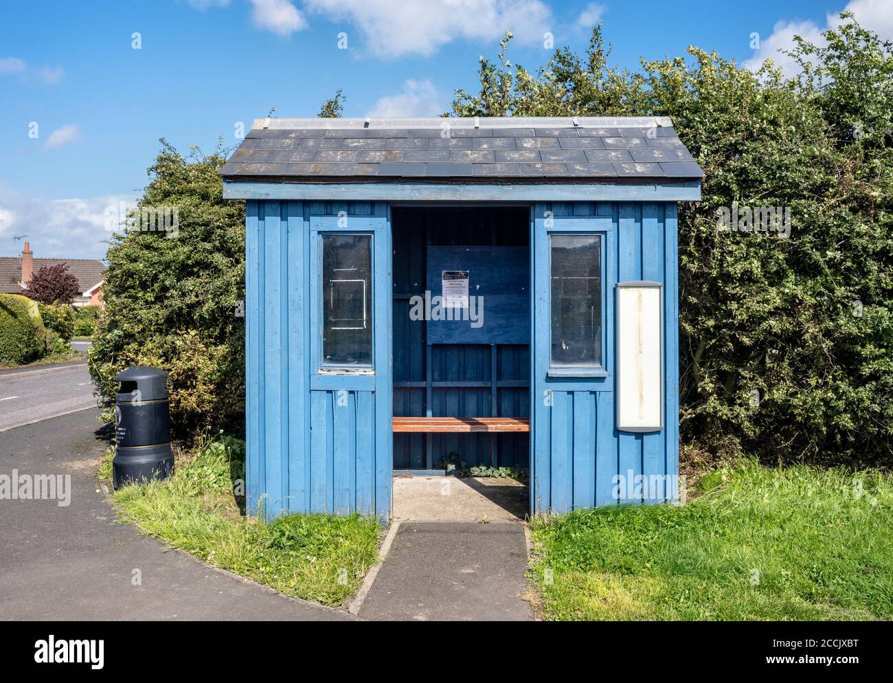 Blue Bus Shelter, Coldingham, Scottish Borders, Schottland, Großbritannien. Stockfoto