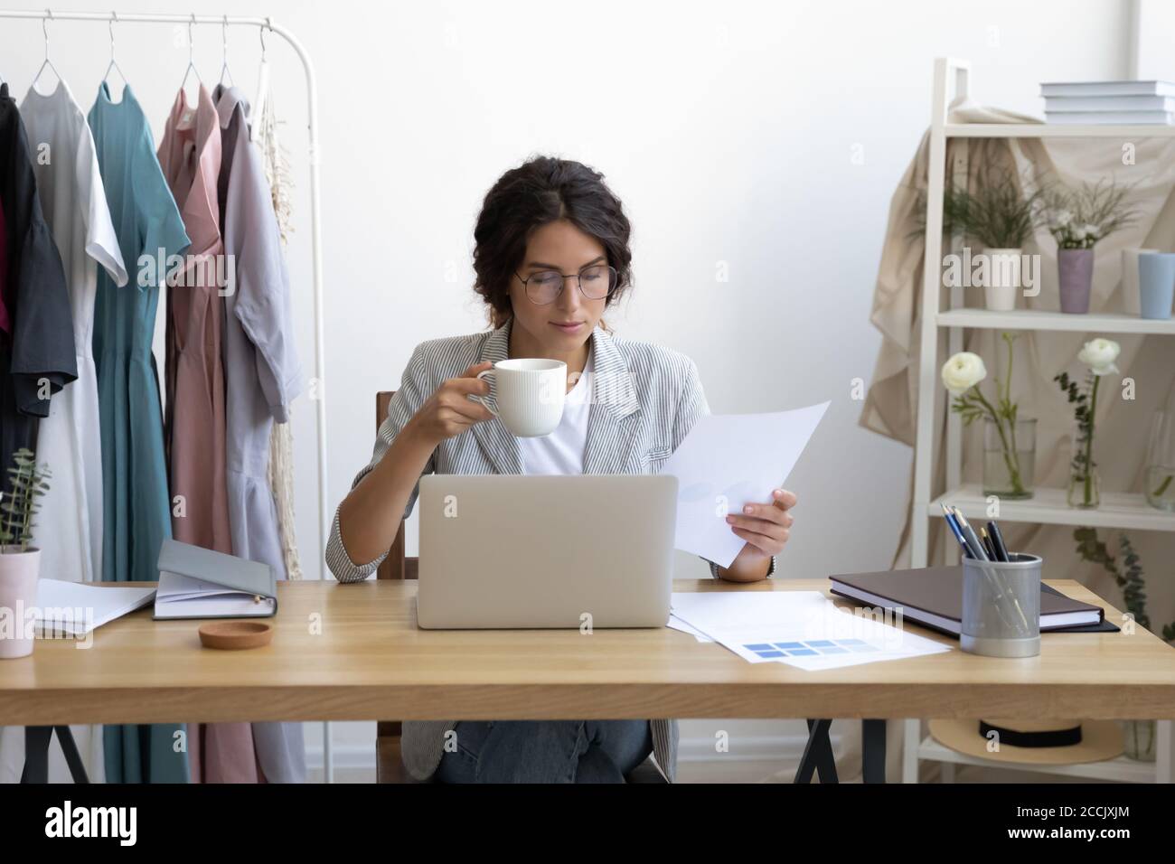 Glücklicher Designer, der die Pause am Arbeitsplatz genießt. Stockfoto