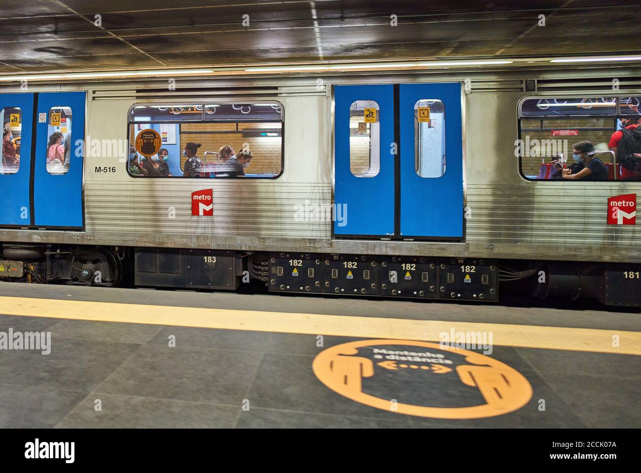 Lissabon, Lissabon, Portugal, 16. August 2020. U-Bahn mit Fahrgästen und ein Corona-Schild mit Tipps, um Abstand zu halten. © Peter Schatz / Alam Stockfoto