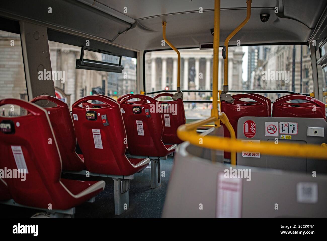 Touristen auf einem nahe leeren Oberdeck auf der London Big Bus Open-Top-Tour, wie es Bank in London passiert. Stockfoto