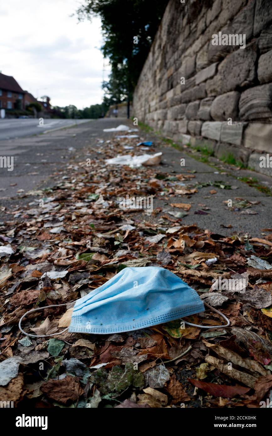 Verlorene oder weggeworfene Gesichtsmaske in einer Straße während der Covid 19 Pandemie, Großbritannien Stockfoto