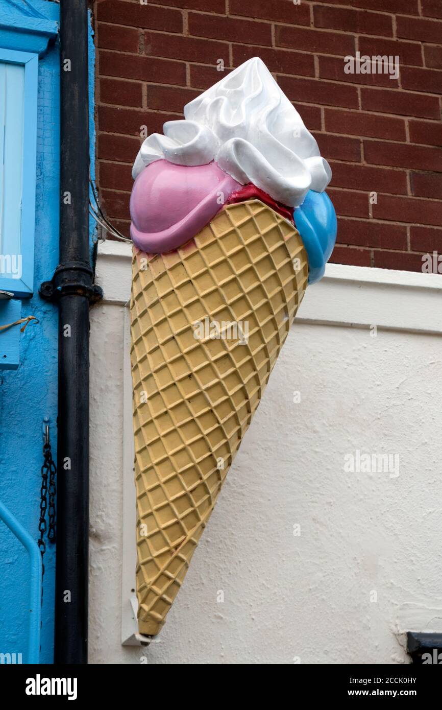 Riesiger Eiskegel vor einem Geschäft, Warwick, Großbritannien Stockfoto