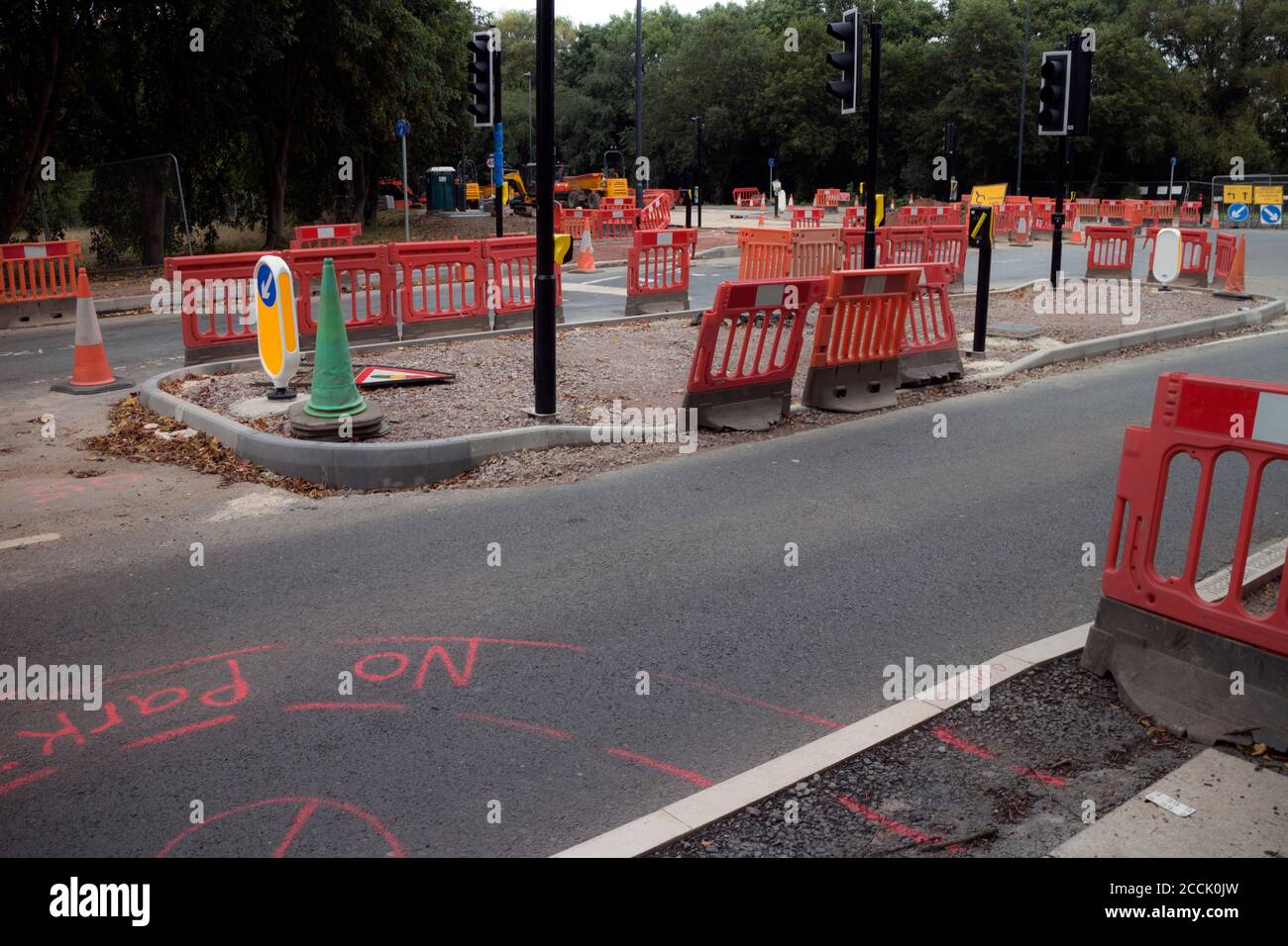 Straßenarbeiten mit roten Kunststoffbarrieren, Warwick, Warwickshire, Großbritannien Stockfoto