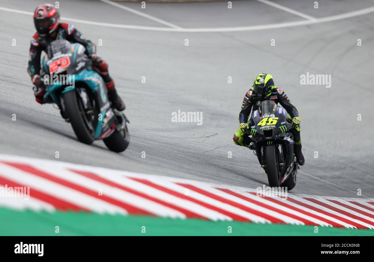 MotoGP - großer Preis von Steiermark - Red Bull Ring, Spielberg, Österreich - 23. August 2020 Petronas Yamaha SRT's Fabio Quartararo und Monster Energy Yamaha's Valentino Rossi im Einsatz während des Rennens REUTERS/Lisi Niesner Stockfoto