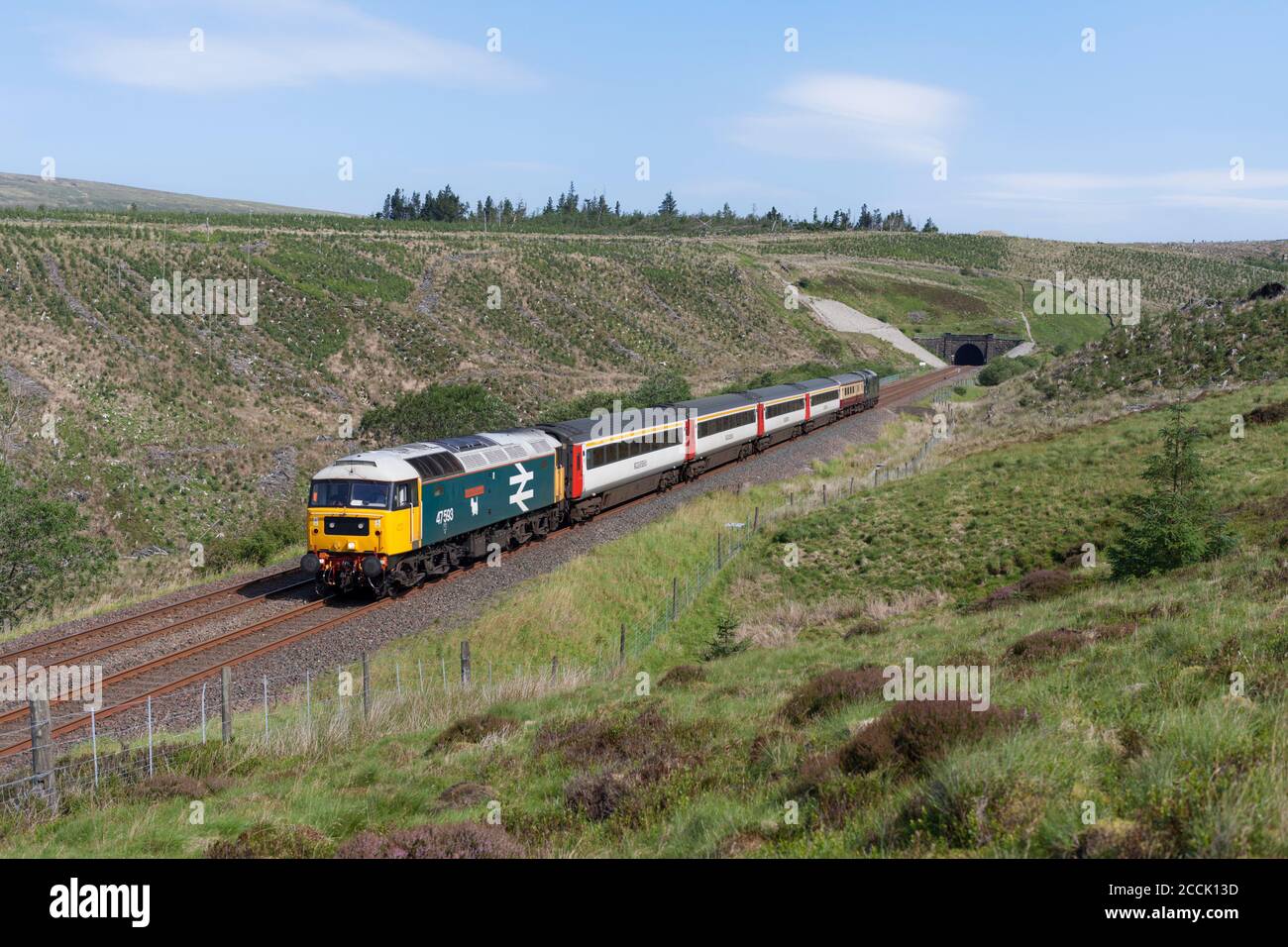 Der 'The Staycation Express'-Zug verlässt den Rise Hill Tunnel Die landschaftlich reizvolle Anlage zu Carlisle Eisenbahnlinie gezogen von der Klasse 47 Lokomotive 47593 Stockfoto