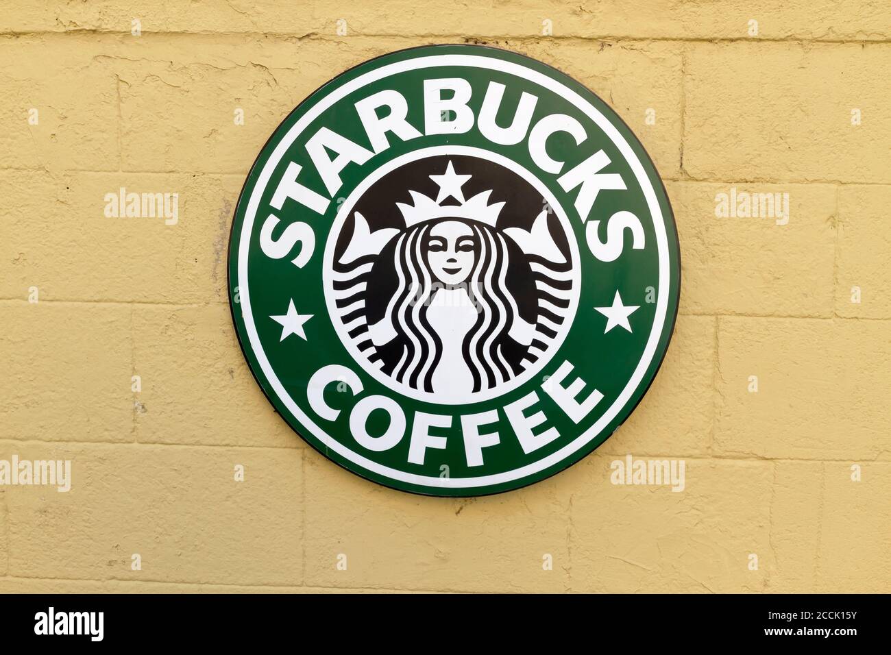 Rhodos, Griechenland - 2. Juli 2011 Starbucks Coffee Logo. Starbucks Coffee ist eine US-amerikanische Coffee-Shops-Kette, die in Seattle gegründet wurde. Stockfoto