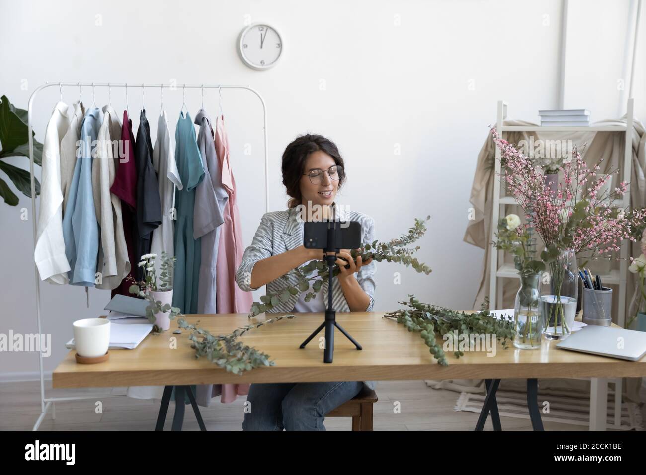 Junge Frau professionelle Dekorateur Filmen pädagogische diy Strauß Video. Stockfoto