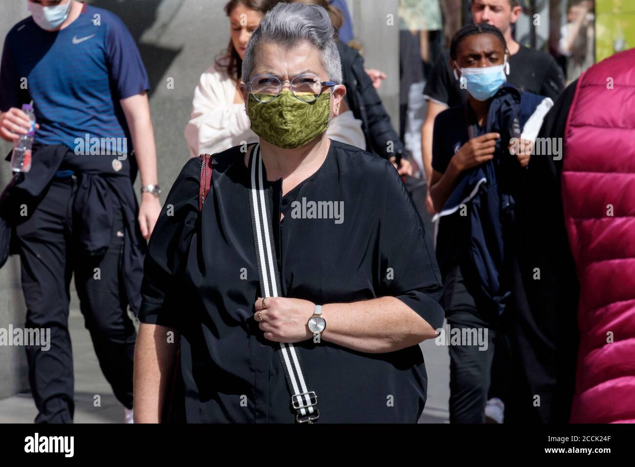 Reife Frau mit gemustertem Stoffbezug auf der Straße. Stockfoto
