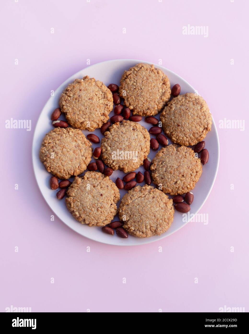 Traditionelle sudanesische Full Sudani Kekse mit Erdnüssen. Nahaufnahme von hausgemachten Cookies auf einem hellen Hintergrund. Glutenfreie Erdnussmehl-Backwaren. Keto Stockfoto