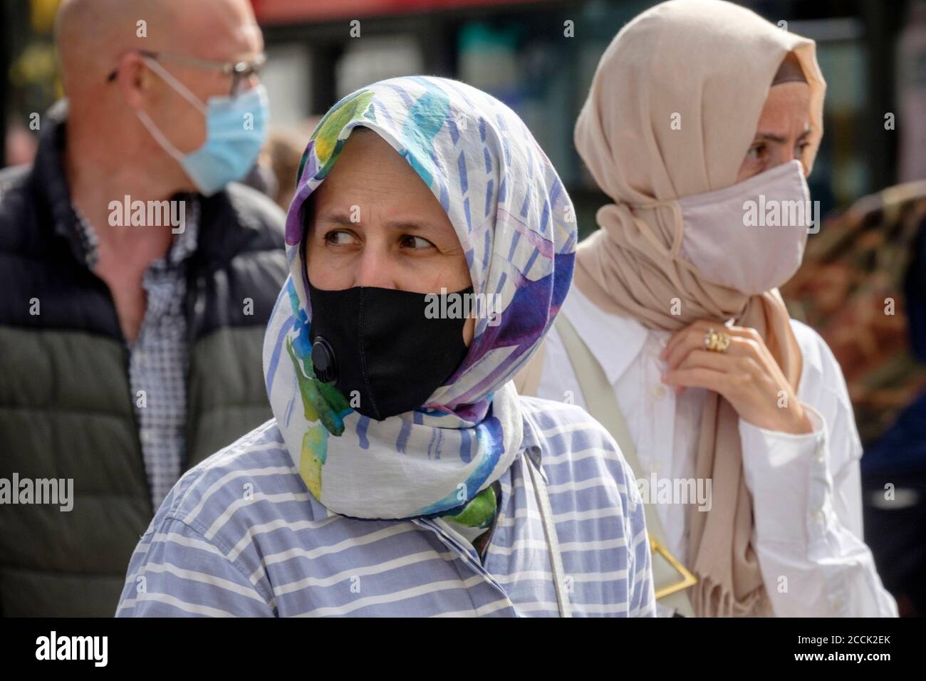 Muslimische Frau mit Gesichtsbedeckung in der Straße, London, Großbritannien Stockfoto