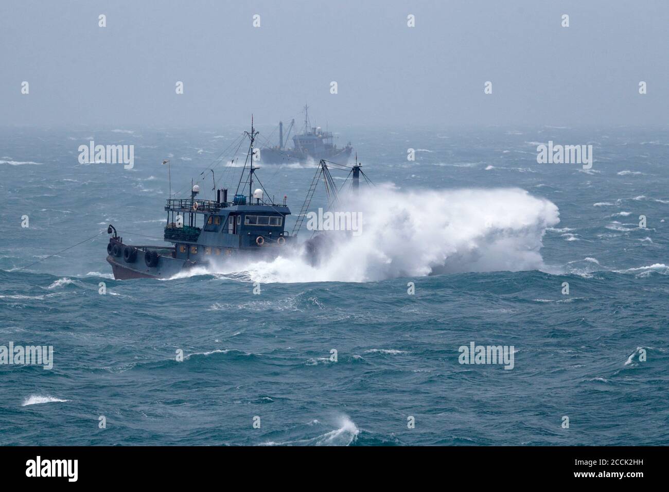 Chinesischer Trawler, raue Meere, Straße von Taiwan, vor der Provinz Fujian, China 15th. September 2018. (Auswirkungen des Taifuns Mangkhut) Stockfoto