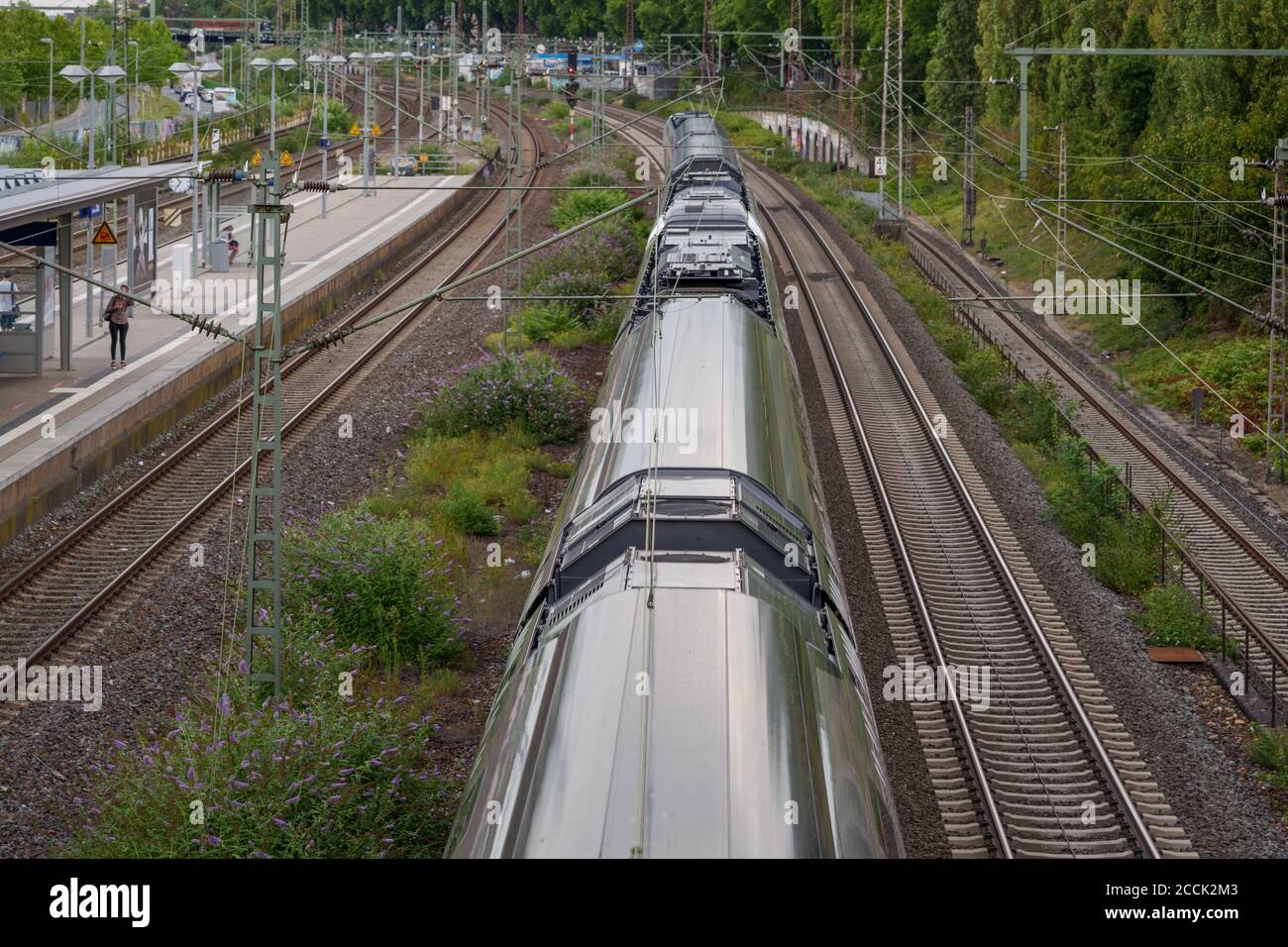 Außenantenne über Bahn- und Bahnpassplattform des Bahnhofs in Düsseldorf, Deutschland. Stockfoto