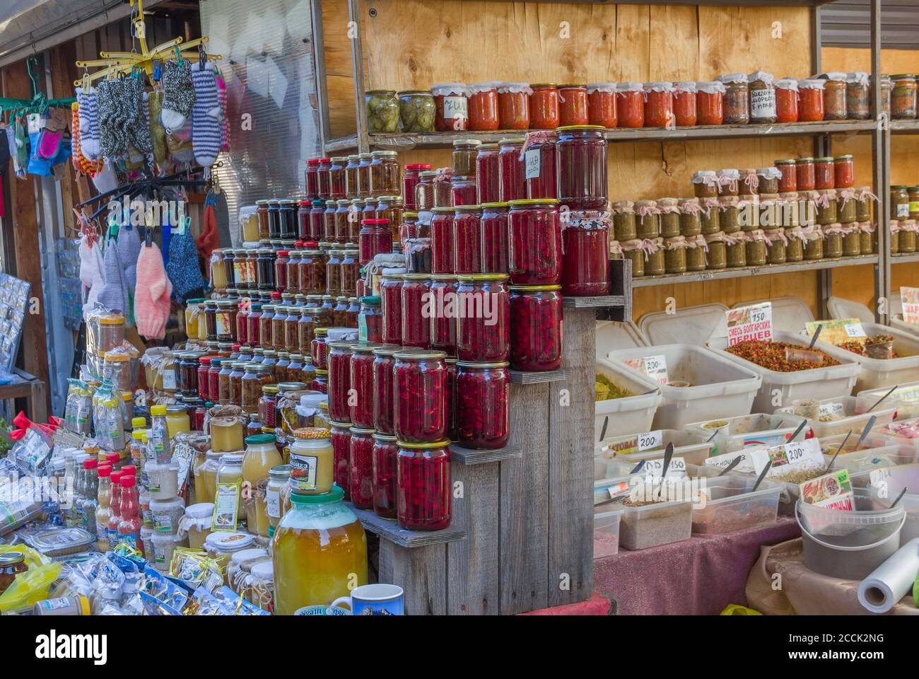 Dombay, Karatschai-Tscherkessien, Russland - 15. August 2020: Souvenirladen mit verschiedenen Souvenirs und Gläsern mit hausgemachten Konserven - Marmelade Stockfoto