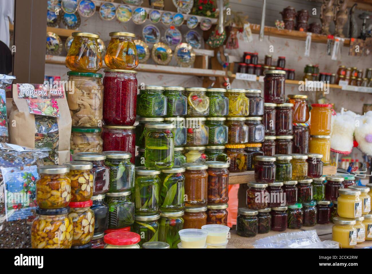 Souvenirladen mit verschiedenen Souvenirs und Gläsern mit hausgemachten Konserven - Marmelade, Gemüse, Honig, Nüsse, Dombay, Russland. Selektiver Fokus Stockfoto