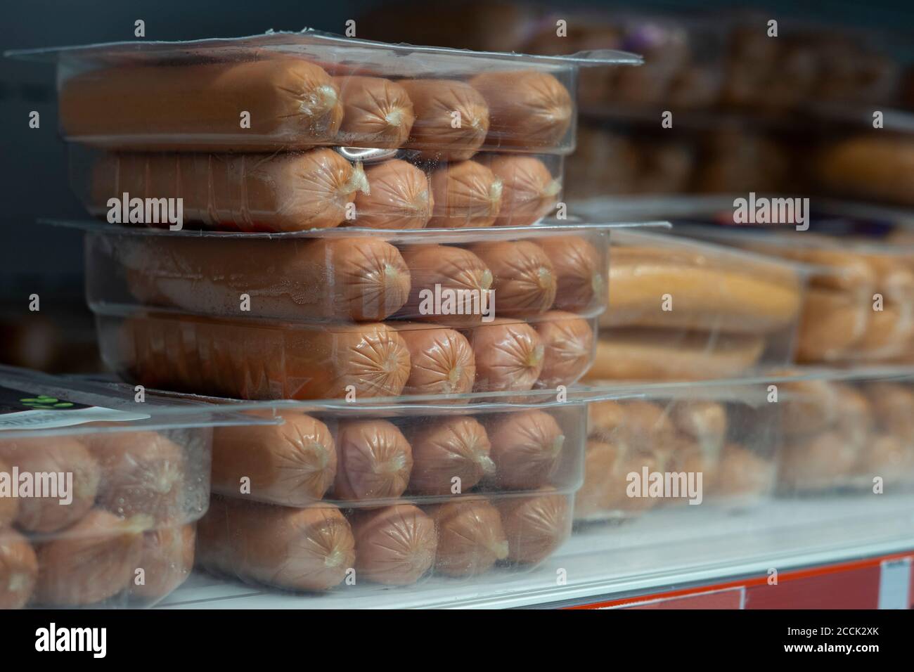 Rohwürste in Verpackungen in Regalen im Supermarkt Stockfoto