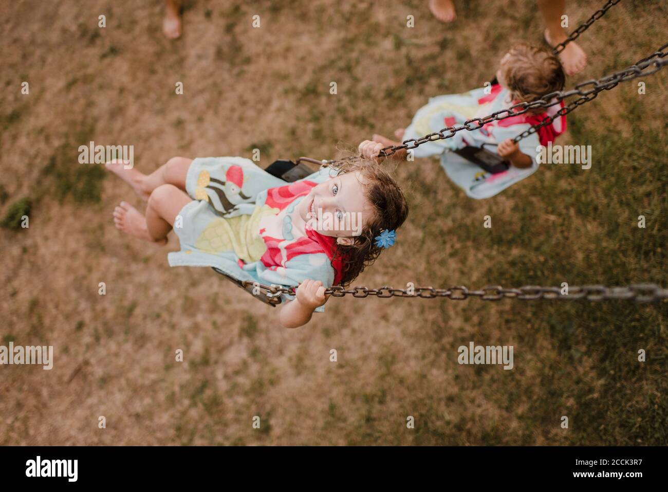 Glückliche Mädchen mit nassem Haar auf einer Schaukel Stockfoto