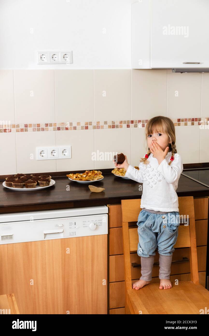 Mädchen essen gebackene Muffins Stockfoto