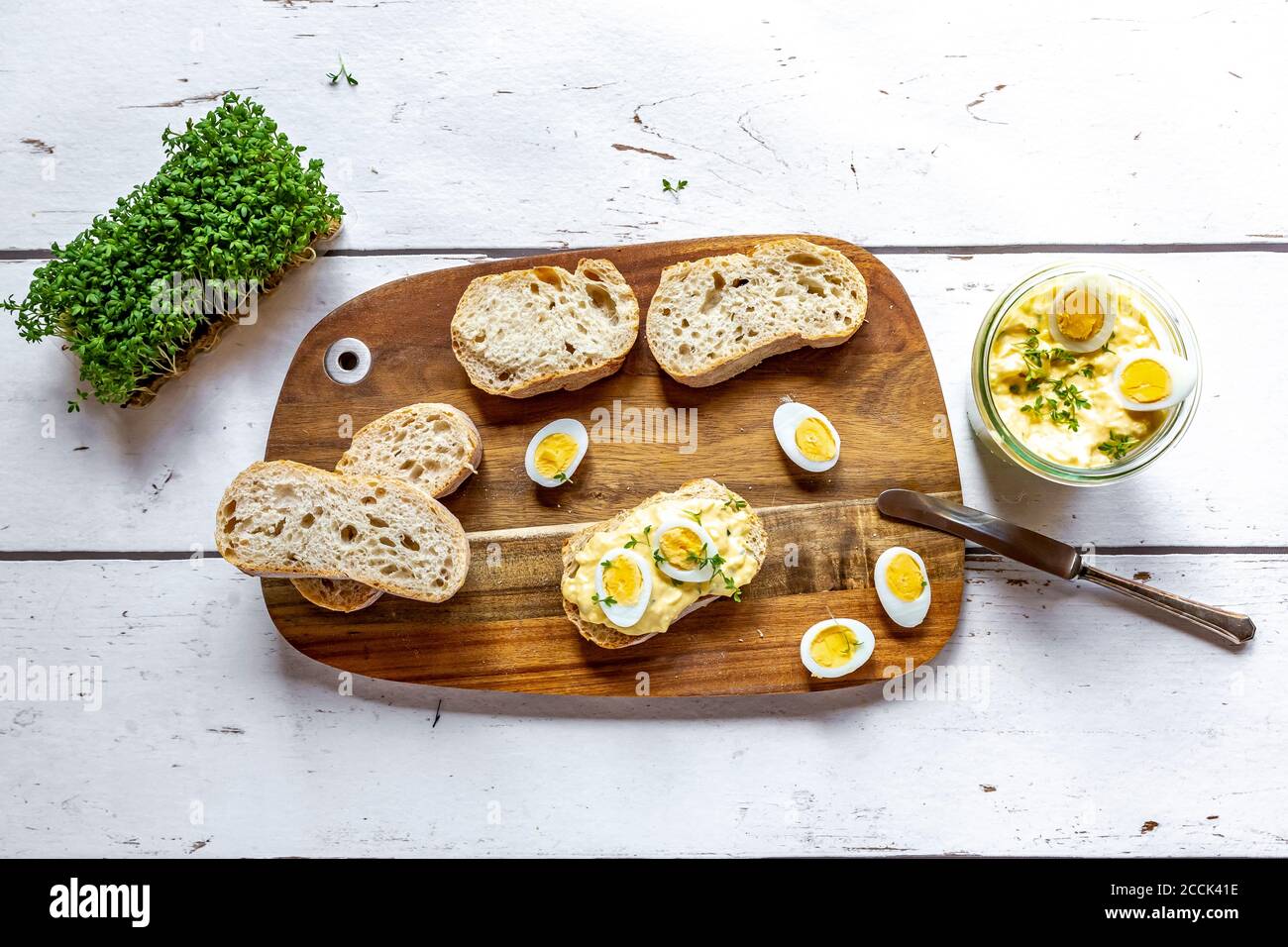 Baguette in Scheiben geschnitten und hausgemachter Eiersalat mit Kresse Stockfoto
